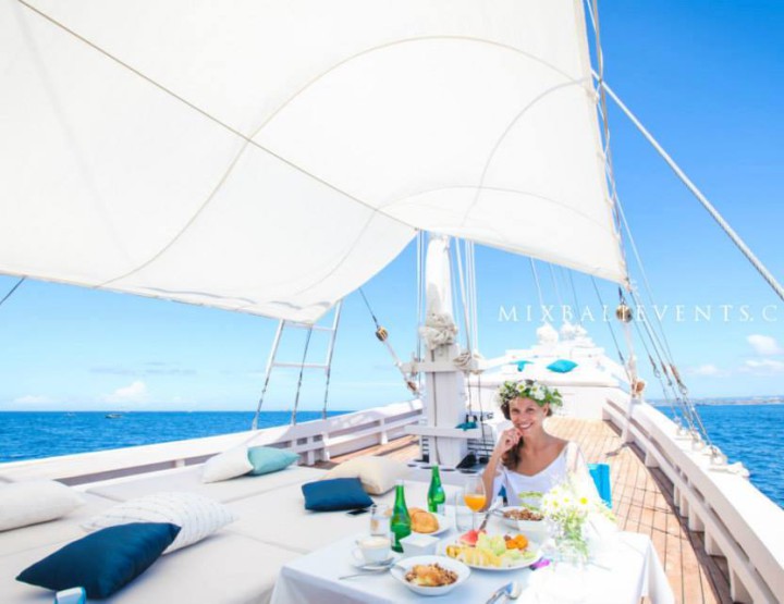 Romantic dinner on the yacht 