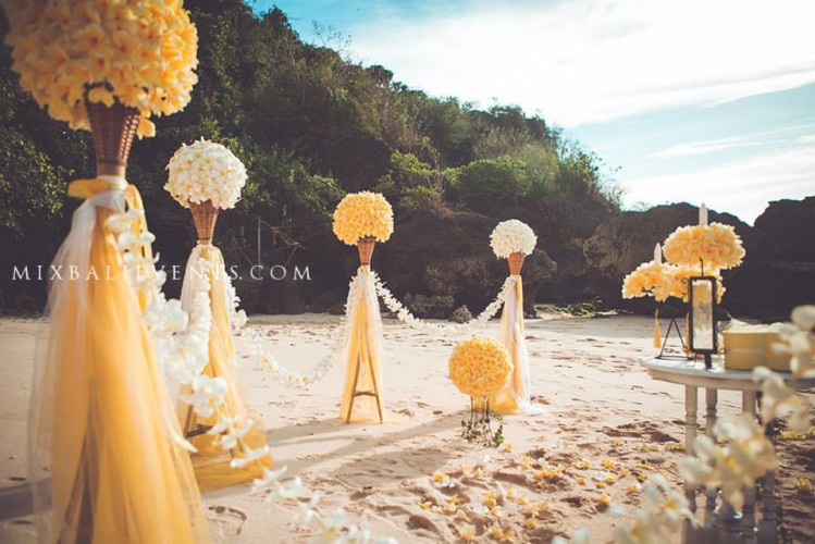 солнечная свадьба на бали, свадебная церемония на диком пляже, организация свадьбы на бали