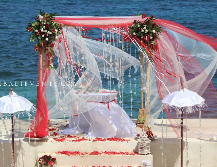 Decor in red and white color