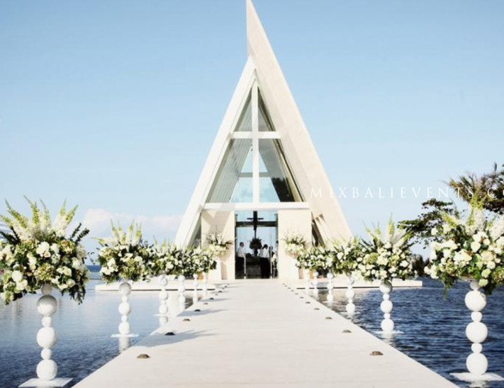 Wedding at a chapel by the ocean in Bali