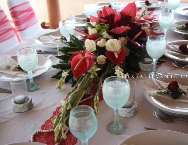 Table decoration in red color