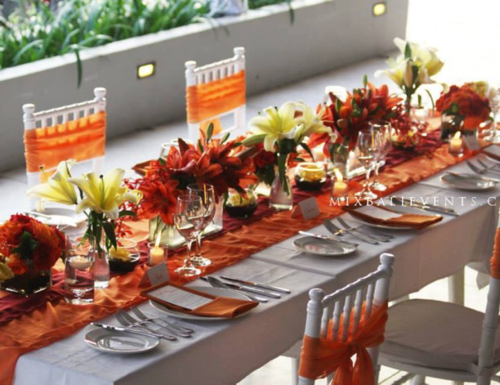 Table decoration in bright peach colors