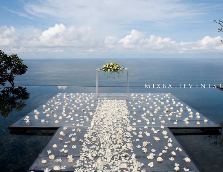 Wedding at the Infiniti pool overlooking the ocean №2