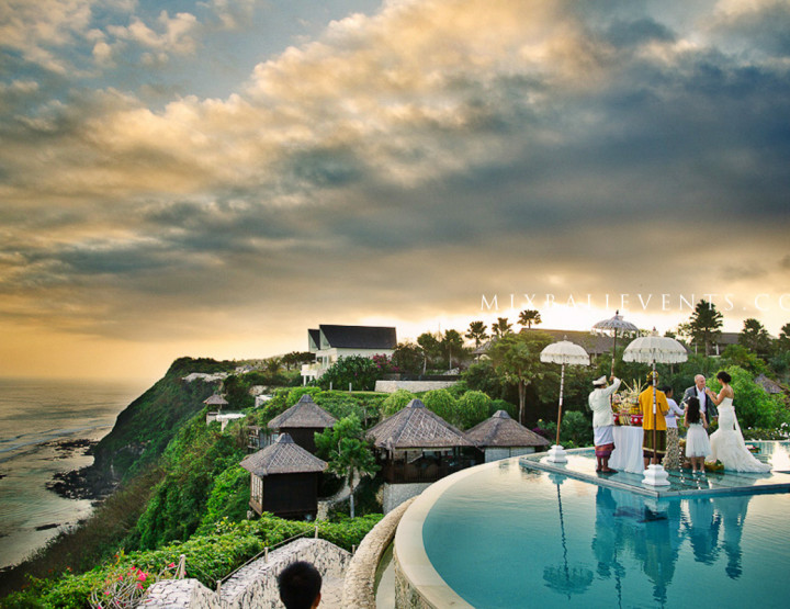 Wedding at the Infiniti pool overlooking the ocean №1