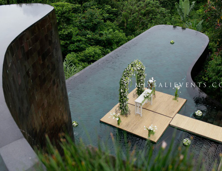Wedding on a two-level Infiniti pool overlooking the jungle