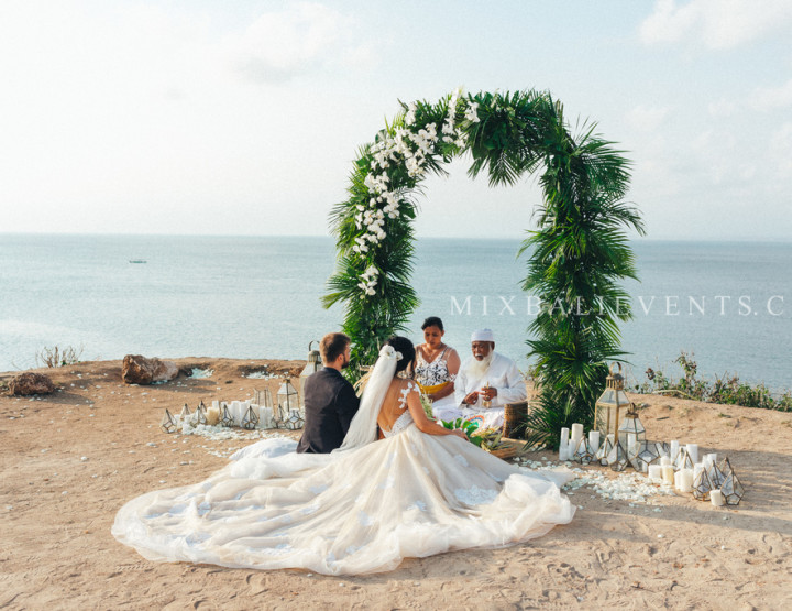 Traditional Balinese Wedding on a cliff above the ocean