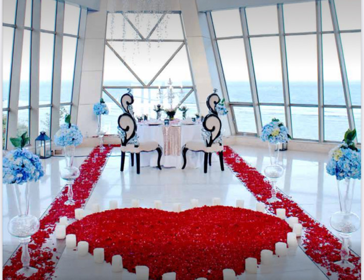 Romantic dinner at the Pearl Chapel by the ocean