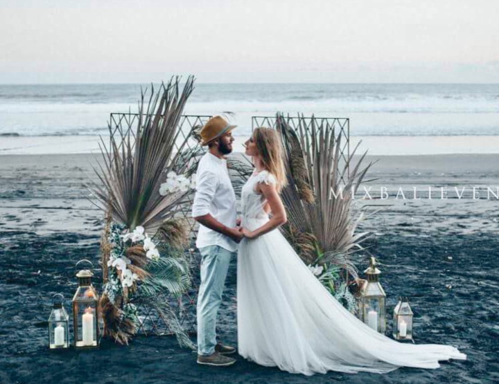 Пляж с черным песком