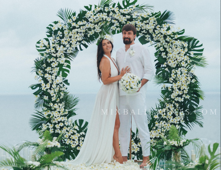 Elegant White & Green Wedding with guests at a luxurious Villa above the Indian Ocean in Bali