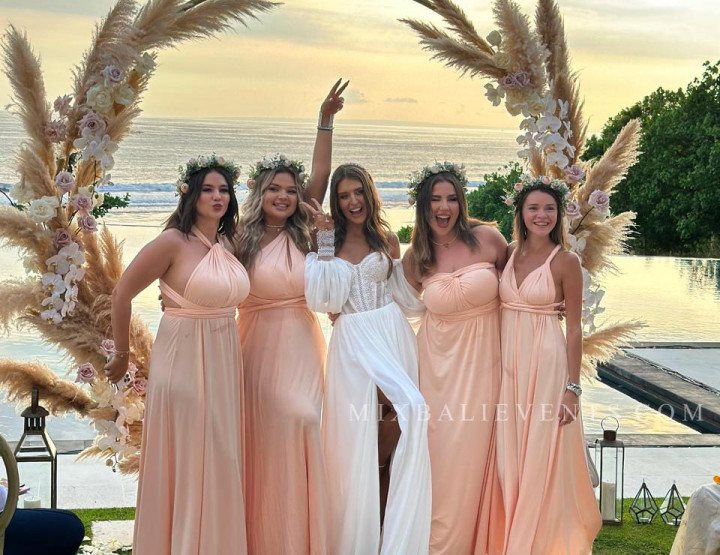 Pampas Wedding with guests at a luxurious Villa above the Indian Ocean in Bali