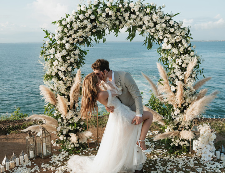 Stylish Wedding on a cliff above the ocean