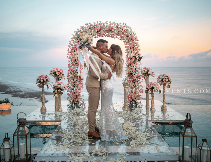 Infinity Pool Ocean Wedding - Stylish Wedding at a luxurious Villa above the Indian Ocean in Bali