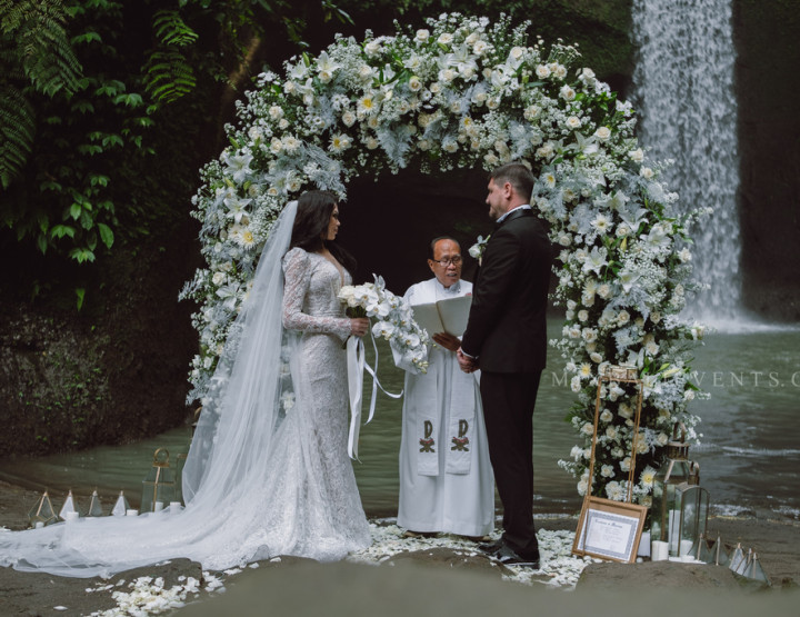 Stylish Wedding on the Waterfall in the Tropical Jungle of Bali